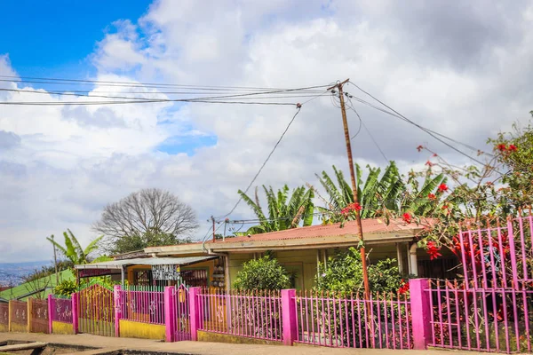 Casa Cielo Azul Rosa Casa América Central —  Fotos de Stock