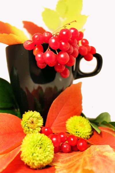 Czarny Kubek Kwiatami Liśćmi — Zdjęcie stockowe