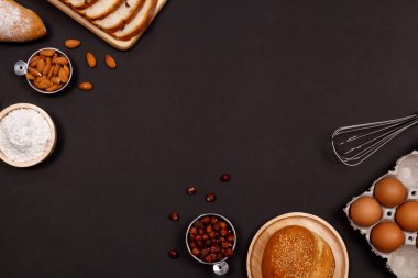 Ev yapımı ekmek ya da topuz, kruvasan ve ekmek malzemeler, un, badem fındık, fındık, yumurta koyu arka plan, fırın arka plan çerçeve, yemek kahvaltı kavramı. Düz yatıyordu, en iyi görünümü.