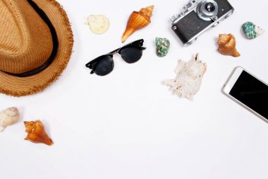 Beyaz arka plan üzerinde seyahat aksesuarları. Seyahat tatil kavramı. Yaz arka plan. Düz yatıyordu, en iyi görünüm. Havai görünümü seyahat aksesuarları, seyahat kavramının fotoğraf yat