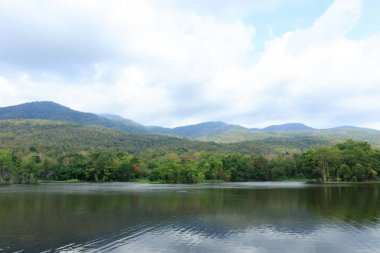 Ang Kaew rezervuar. Chiang Mai Üniversitesi'nde mavi bulutlu gökyüzü altında Orman Gölü. Chiang Mai, Tayland.