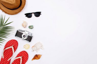 Seyahat aksesuarları, tropikal palmiye yaprağı metin için boş yer beyaz zemin üzerine dalları. Seyahat tatil kavramı. Yaz arka plan. Düz yatıyordu, en iyi görünümü.