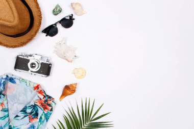 Seyahat aksesuarları, tropikal palmiye yaprağı metin için boş yer beyaz zemin üzerine dalları. Seyahat tatil kavramı. Yaz arka plan. Düz yatıyordu, en iyi görünümü.