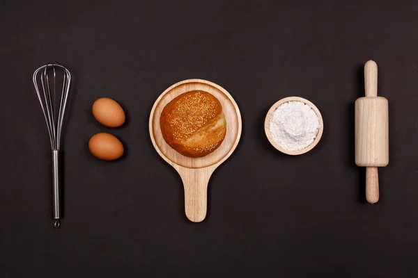 Panes Bollos Caseros Ingredientes Panadería Harina Huevos Sobre Fondo Oscuro —  Fotos de Stock