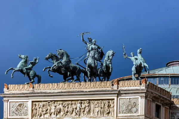 Brons quadriga som skildrar den "triumf av Apollo och Euterpe" — Stockfoto