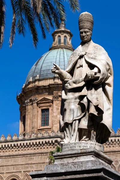 Staty av påven Sergius — Stockfoto