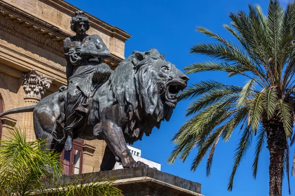 Lirica seduta su un leone — Foto Stock