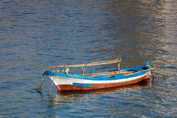 Rybářský člun na vodě v Trapani — Stock fotografie
