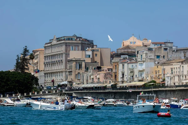 Pobřeží ostrova Ortigia v Sicílii, Ital — Stock fotografie