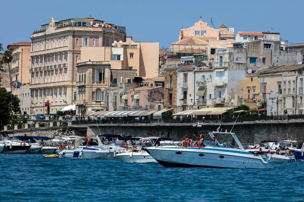 Набережная острова Ортиджия в Сицилии, Итал — стоковое фото