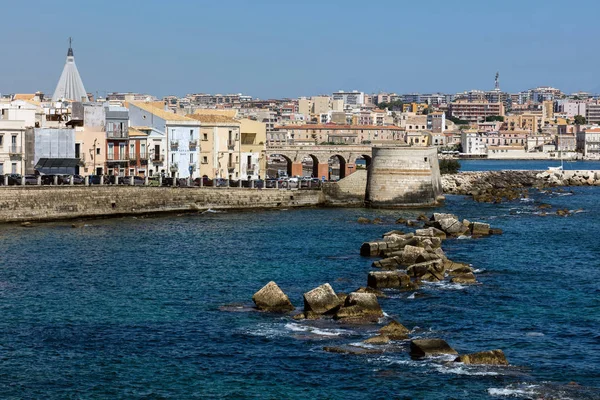 Aan het water van het eiland Ortigia in Sicilië, Ital — Stockfoto