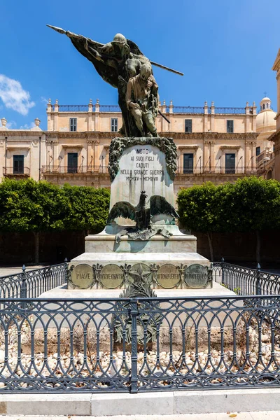 Memorial da Primeira Guerra Mundial em Noto, Sicília, Ital — Fotografia de Stock