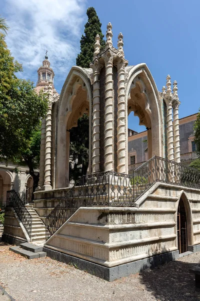 Pavilhão gótico no claustro de San Nicolo l 'Arena — Fotografia de Stock