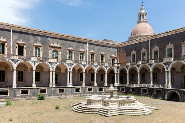 Benediktinerkloster San Nicolo l 'arena in Catania, Sizilien — Stockfoto