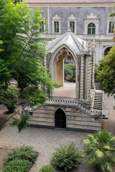 Pavilhão gótico no claustro de San Nicolo l 'Are — Fotografia de Stock