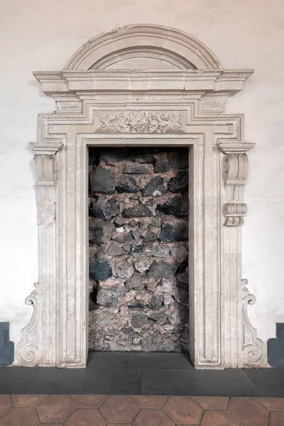 Lav taş ile bloke kapı — Stok fotoğraf