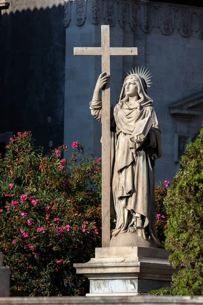 Standbeeld van Sint Agatha holding een boek en een kruis — Stockfoto