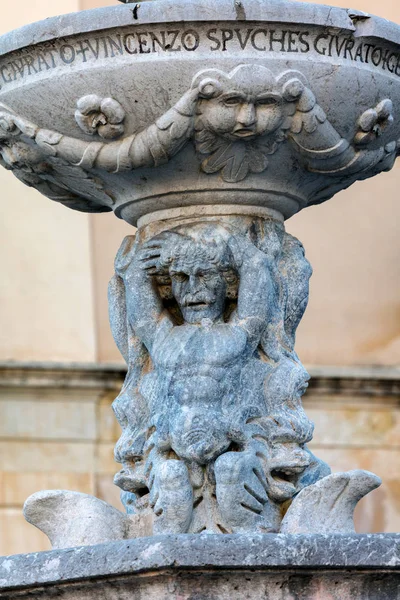 Brunnen aus dem 17. Jahrhundert in taormina, italien — Stockfoto