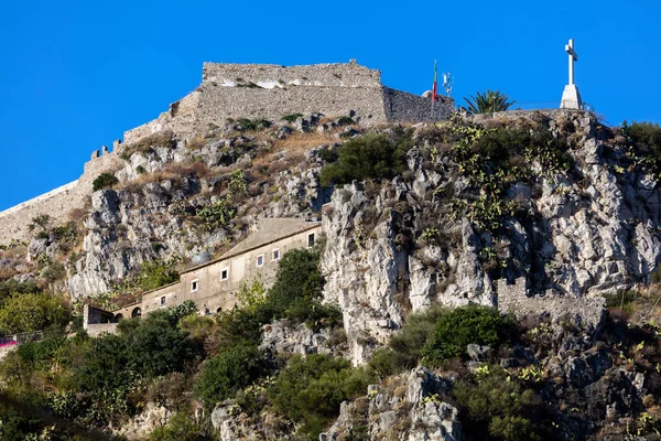 Saracen hrad ve městě Taormina, Sicílie, Itálie — Stock fotografie