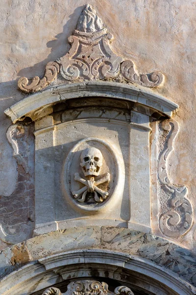 Crânio e ossos cruzados na fachada de San Giuseppe em Taormin — Fotografia de Stock