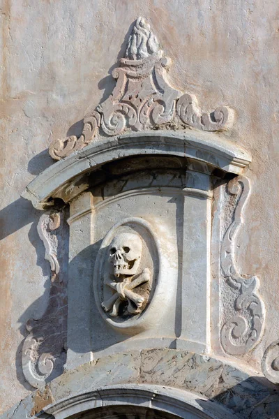 Lebka a zkřížené hnáty na fasádě San Giuseppe v Taormin — Stock fotografie