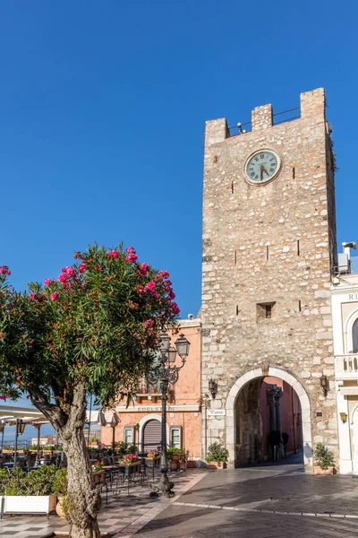 Taorminas uhrturm in taormina, sizilien, italien — Stockfoto