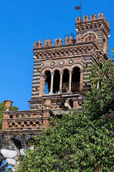 Torre nos Jardins Trevelyan da Taormina — Fotografia de Stock