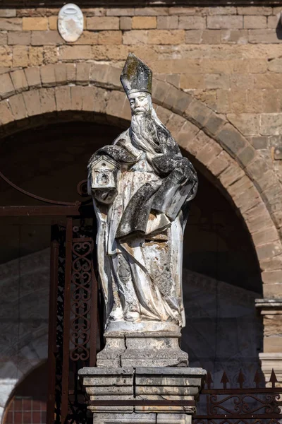 Статуя перед кафедральным собором в Кефалу, Сицилия, Италия — стоковое фото