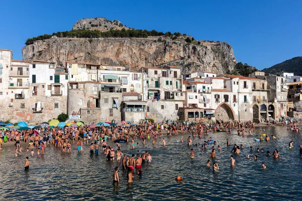 Praia de Cefalu na Sicília, Ital — Fotografia de Stock