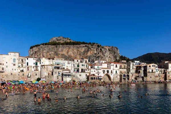 Cefalu'nın plaj Sicilya, Ital — Stok fotoğraf