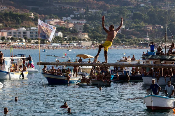 "Tinna at Sea "spel tijdens het San Salvatore Festival in Cefal — Stockfoto