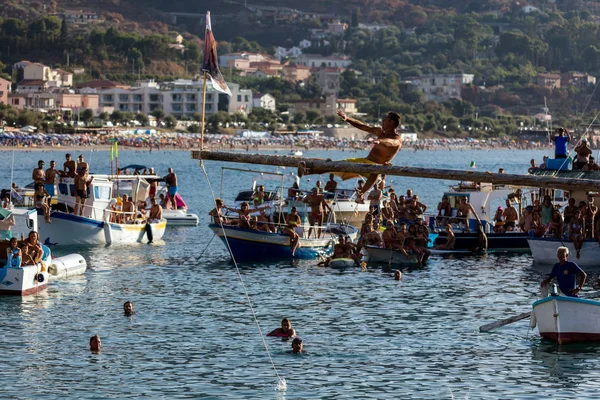 "Tinna en el mar "juego durante el festival de San Salvatore en Cefal — Foto de Stock