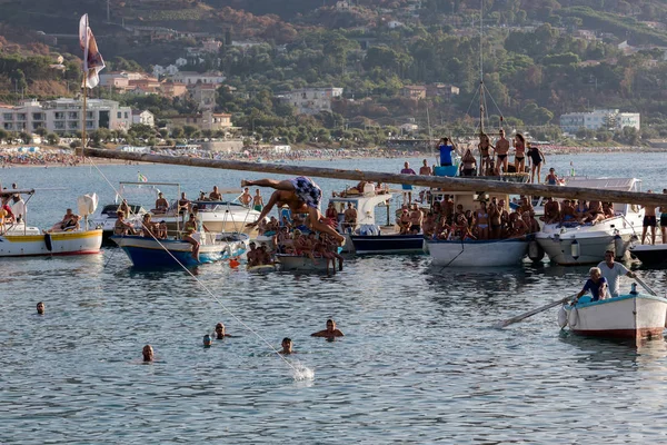 "Tinna en el mar "juego durante el festival de San Salvatore en Cefal — Foto de Stock