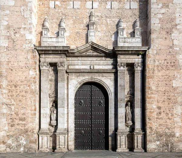 Entrada principal para a Catedral de San Ildefonso em Mérida — Fotografia de Stock