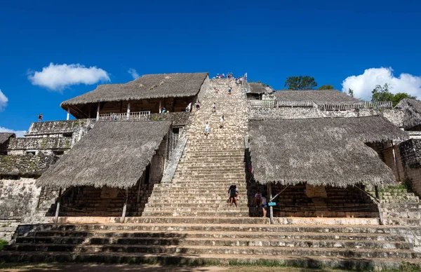 Les touristes escaladant l'Acropole Ek Balam — Photo