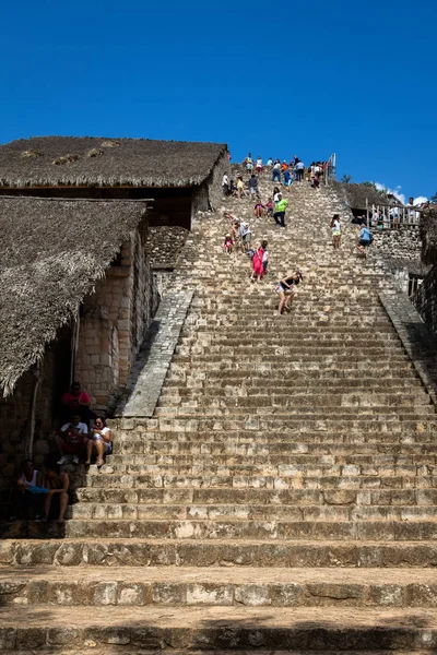 Turisti che scalano l'Acropoli di Ek Balam — Foto Stock