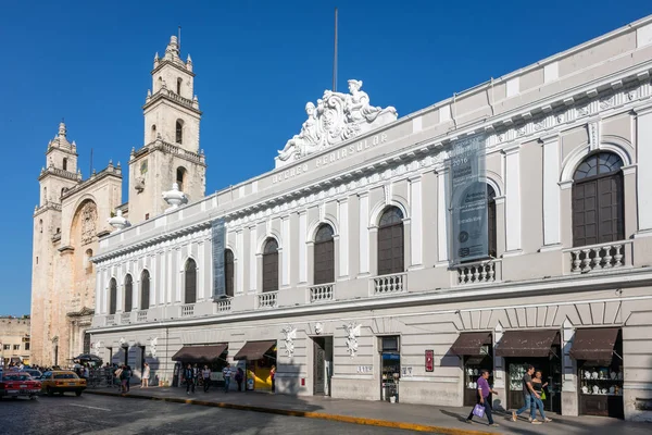 Macay Museum en de kathedraal van San Ildefonso in Merida, Yucatan, — Stockfoto