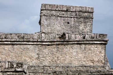 El Castillo (kale) Tulum içinde piramit