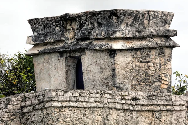 Древний храм сходящего Бога Майя в Тулуме — стоковое фото
