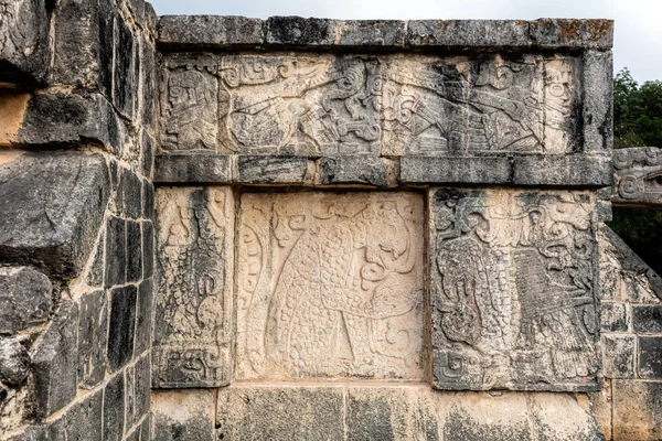 La Plataforma de Águilas y Jaguares en la Gran Plaza de Chichén —  Fotos de Stock