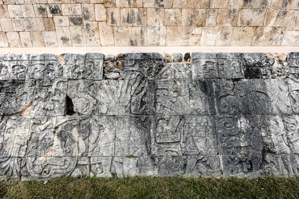 Anciennes sculptures mayas à la Grande Cour de bal de Chichen Itz — Photo