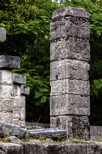 Colonne sculptée au Temple des Mille Guerriers — Photo