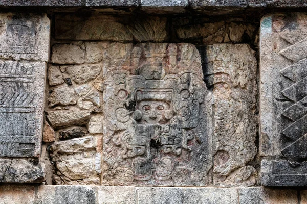 Anciennes peintures murales mayas sur la plate-forme Vénus à Chichen Itza — Photo