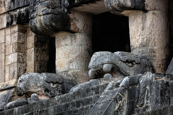 Tempio dei Giaguari con le teste scolpite di Kukulcan — Foto Stock