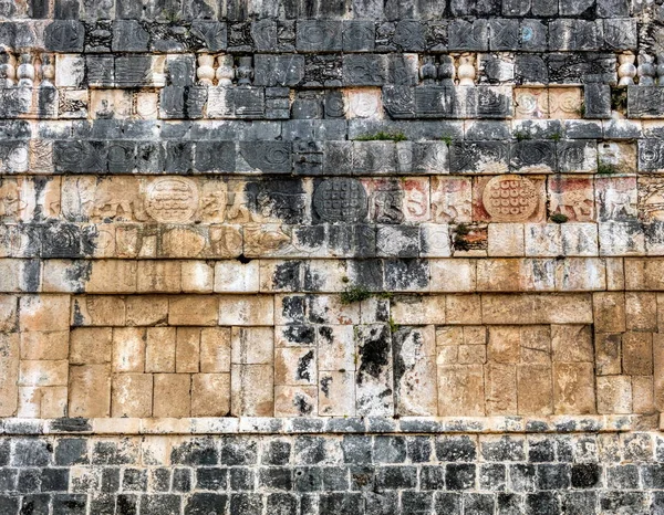 Vägg av tempelet av Jaguars i Chichen Itza — Stockfoto