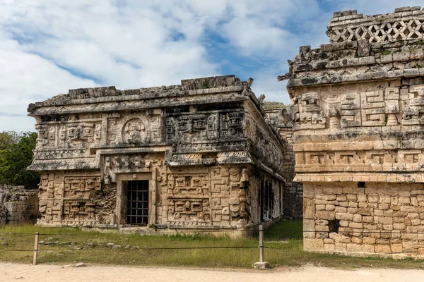 Antigo palácio governamental Maia em Chichen Itza — Fotografia de Stock