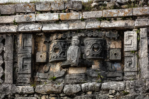 Ancient Mayan stone carving in Chichen Itza — Stock Photo, Image