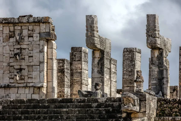 Bovenste platform van de tempel van een duizend strijders — Stockfoto