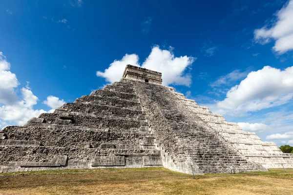 El Castillo pyramid i Chichen Itza — Stockfoto