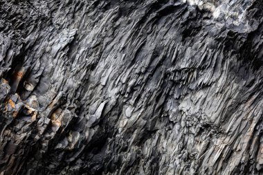 Kaya oluşumları Icelan Reynisfjall Dağı'nda